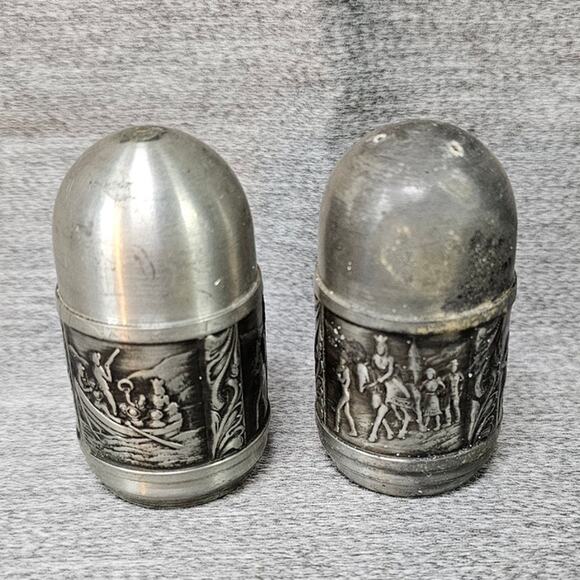 Vintage Pewter Metal Colonial Sword Knights Horses Salt Pepper Shakers 2.5" - Picture 2 of 5